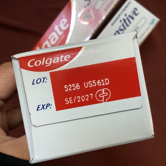 Colgate Sensitive Toothpaste Maximum Strength with Whitening - Fresh Mint Gel - - Picture 4 of 8